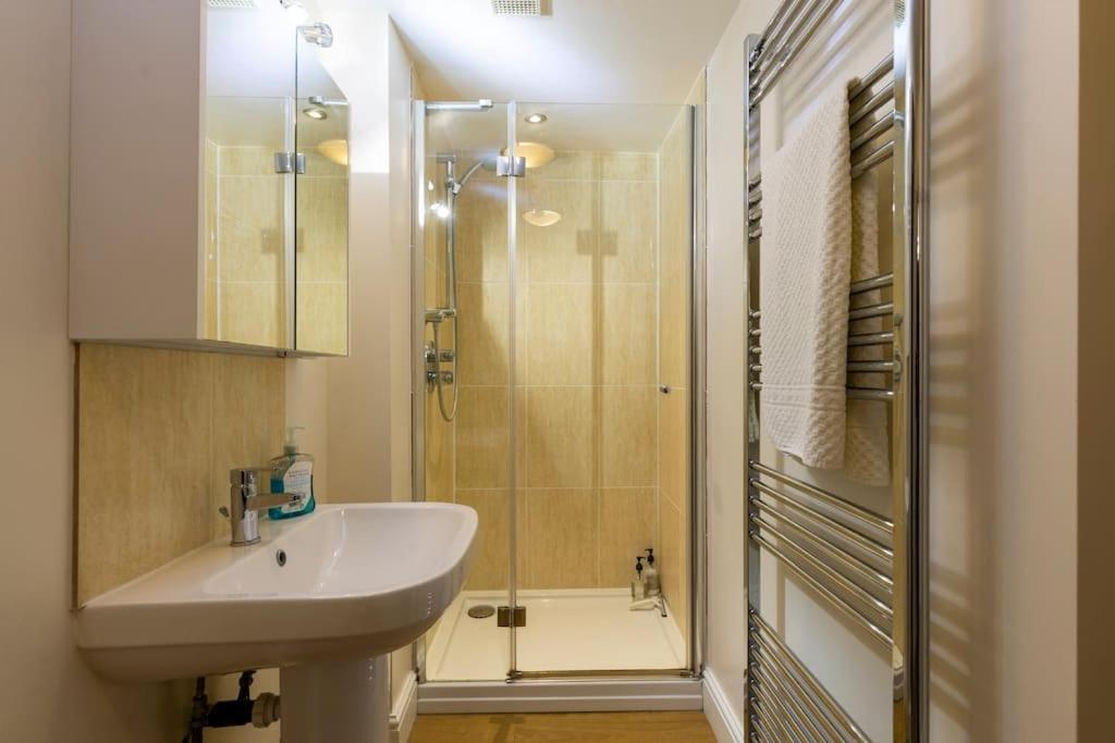 2 Double Bedroom Large Modern Self Contained Apartment Free Parking Camberley Exterior photo
